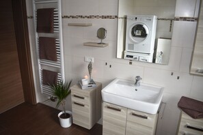 Douche, sèche-cheveux, serviettes fournies, savon