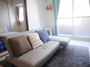 Apartamento, 1 quarto | Sala de estar | TV de tela plana