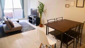 Apartamento, 1 quarto | Sala de estar | TV de tela plana