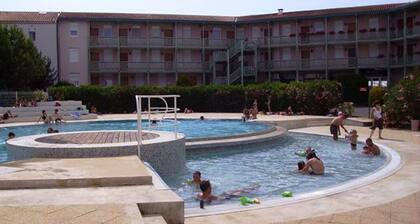 Cozy T2 Apartment with Pool Access, Steps from Beach and Shops