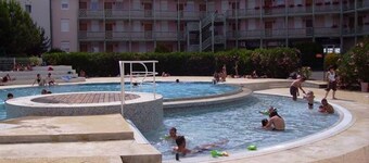 Cozy T2 Apartment with Pool Access, Steps from Beach and Shops