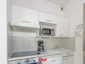 Fridge, microwave, oven, stovetop - Cozy T2 Apartment with Pool Access, Steps from Beach and Shops (Châtelaillon-Plage)