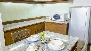 Phòng Deluxe, 1 giường cỡ king | Bếp riêng | Ấm điện, bàn ăn