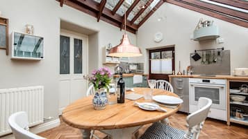 Casa de campo romântica, vista para a colina | Cozinha privada | Geladeira, fogão, cooktop, lava-louças