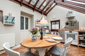 Casa de campo romántica, vista a la colina | Cocina privada | Refrigerador, horno, parrilla de estufa y lavavajillas 