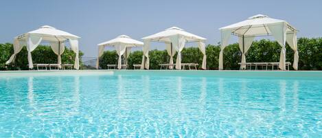 Piscine extérieure (ouverte en saison), parasols de plage