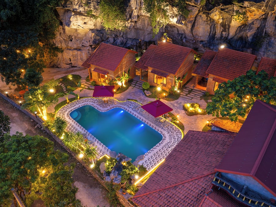 Fachada da propriedade à noite