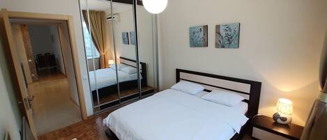 2 slaapkamers, een strijkplank/strijkijzer, internet, beddengoed