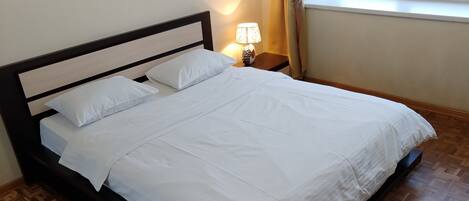 2 bedrooms, iron/ironing board, internet, bed sheets