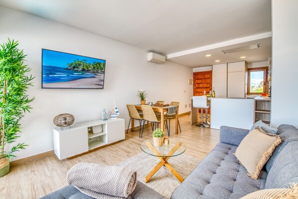 Una televisión, libros