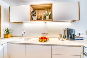 Frigorífico, microondas, horno y placa de cocina