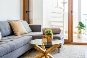 Una televisión, libros