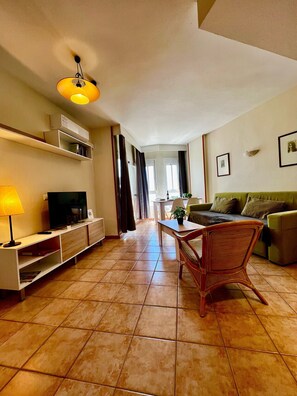 TV - Beachfront Holiday Apartment in Benalbeach (Benalmádena)