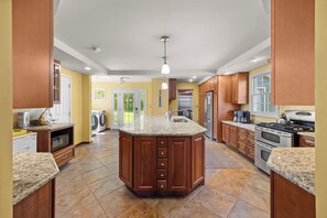 Fridge, microwave, oven, stovetop - South Cove Sanctuary: Conesus Lake Fun - Near Letchworth State Park! (Conesus)