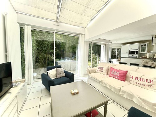 Bright Villa with Garden, Close to Beach & Market, Sleeps 8