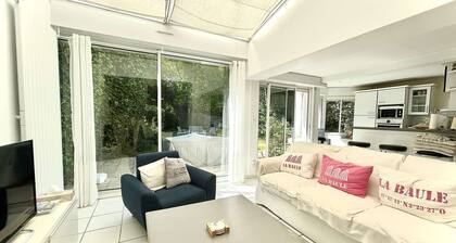 Bright Villa with Garden, Close to Beach & Market, Sleeps 8