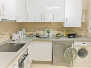 Jääkaappi, mikroaaltouuni, uuni, astianpesukone