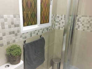 Douche, sĂšche-cheveux, serviettes fournies