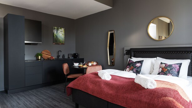 A modern hotel room with a bed, a desk, and a chair. - Hotel Filip (Oslo)