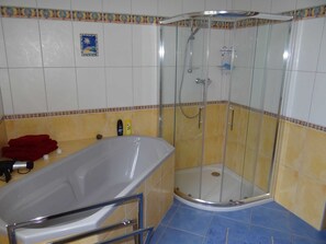 Dusche, Haartrockner, Handtücher, Toilettenpapier