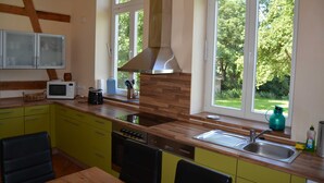 Kaffetrakter/tekoker, kjøleskap, mikrobølgeovn og ovn
