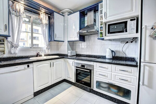 Kühlschrank, Mikrowelle, Ofen, Herdplatte