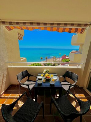Outdoor dining - Frontal Sea View Apartment Benalbeach (Benalmádena)