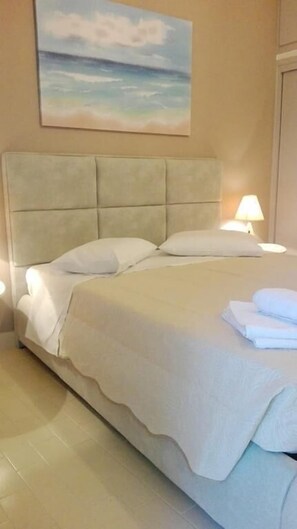 Estudio, vista al jardín | Caja de seguridad en la habitación, wifi gratis y ropa de cama 