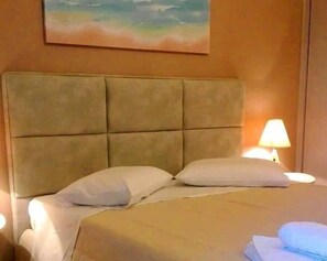 Estudio, vista al jardín | Caja de seguridad en la habitación, wifi gratis y ropa de cama 
