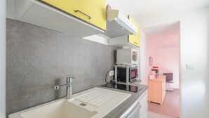 Une cuisine moderne équipée d’un évier, d’une cuisinière et d’un four à micro-ondes.