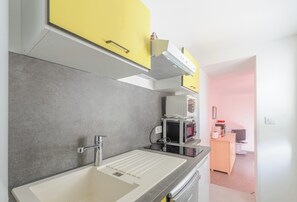 Køleskab, mikrobølgeovn, kogeplade, opvaskemaskine