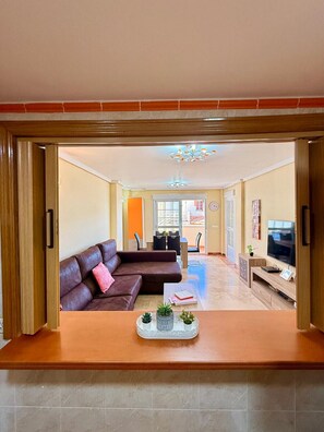 TV - Large Apartment with Sea Views & Terrace (Benalmádena)