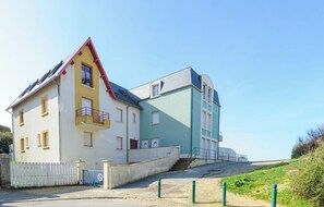 Exterior - Beachfront T2 Apartment with Balcony, WiFi, Parking - Sleeps 4 (Châtelaillon-Plage)