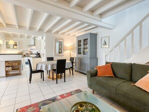 Unclassified image, 4 of 15, button