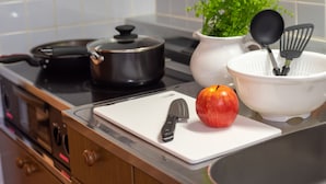 Apartment | Private kitchen | Fridge, microwave, oven, stovetop - Presion Minami 9jo 501 (Sapporo)