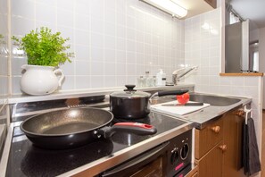 Apartment | Private kitchen | Fridge, microwave, oven, stovetop - Presion Minami 9jo 501 (Sapporo)