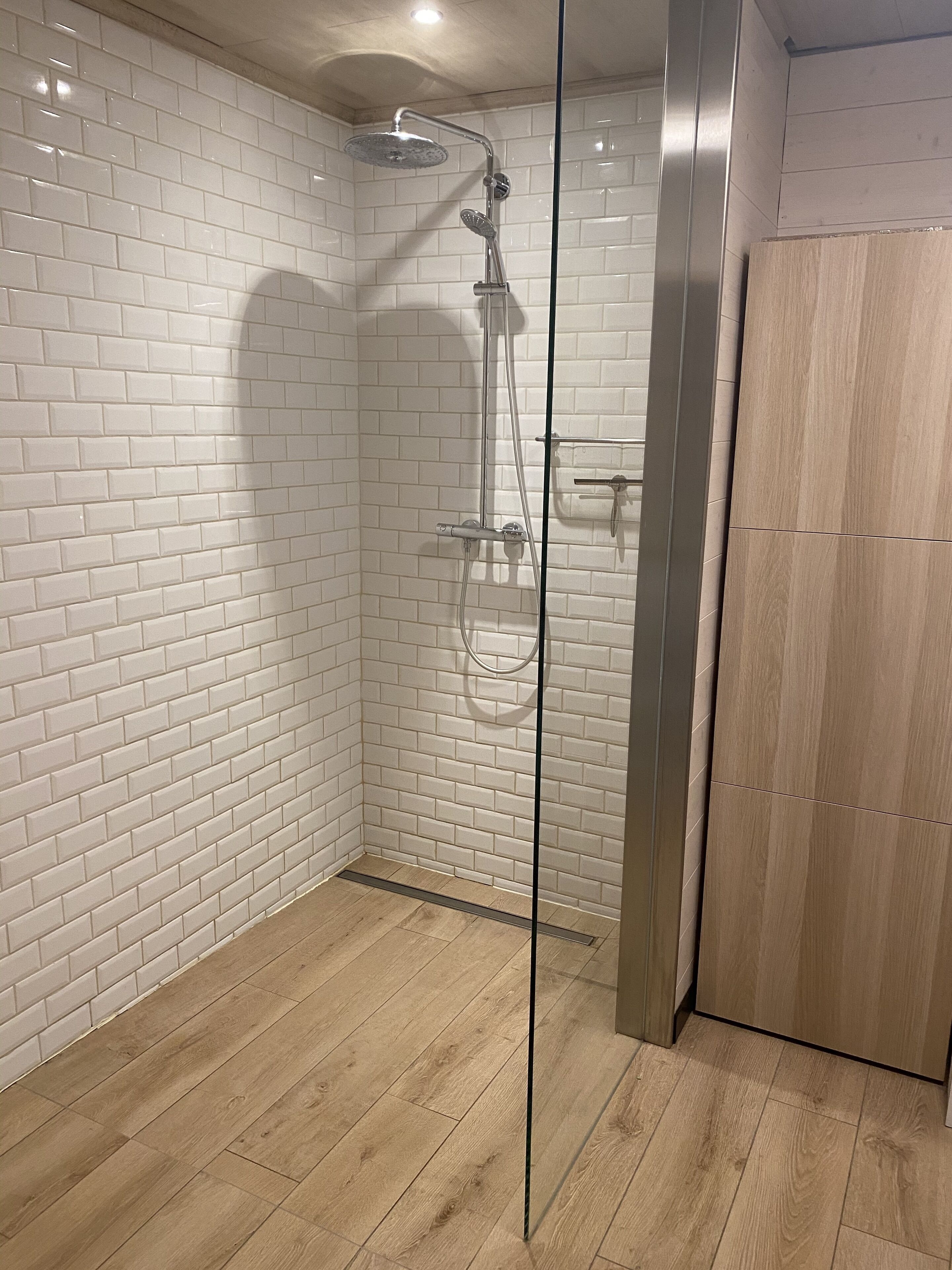 Douche, sèche-cheveux, serviettes fournies