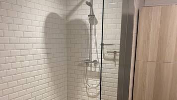 Dusche, Haartrockner, Handtücher