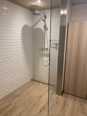 Dusj, hårføner og håndklær