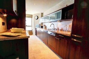 Een koelkast, een magnetron, een oven, een vaatwasser