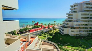 Un hôtel avec vue sur l’océan, un parking et un jardin aménagé.
