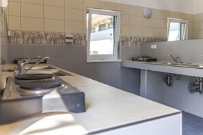 Mini-Kühlschrank, Mikrowelle, Herdplatte