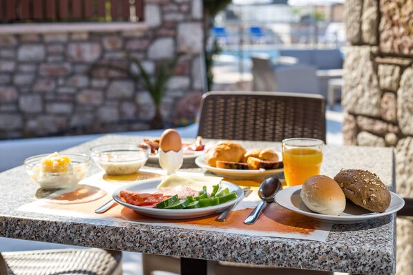 Outdoor dining - Casa Artemida (Rhodes)