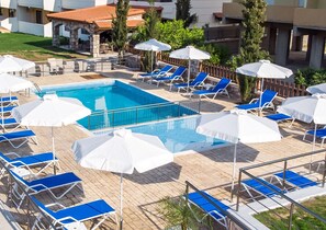 Seasonal outdoor pool, open 10:00 AM to 7:00 PM, pool umbrellas - Casa Artemida (Rhodes)
