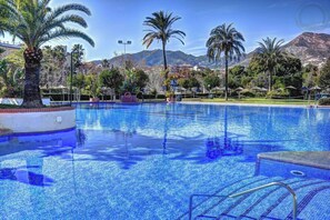 A heated pool - Benalbeach Apartment With Water Park (Benalmádena)