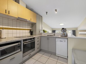 Een koelkast, een microgolfoven, een oven, een vaatwasser