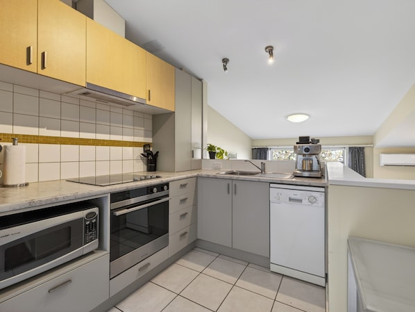 Fridge, microwave, oven, dishwasher - Beechwood Apartment 08 (Queenstown)