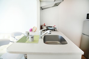 Apartamento familiar (Luxury) | Cocina privada | Frigorífico, microondas, placa de cocina y hervidor eléctrico