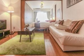 Appartement Deluxe (A L02) | Salle de séjour | Télévision à écran plat