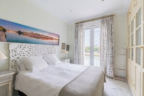 2 habitaciones, tabla de planchar con plancha y cuna de viaje 